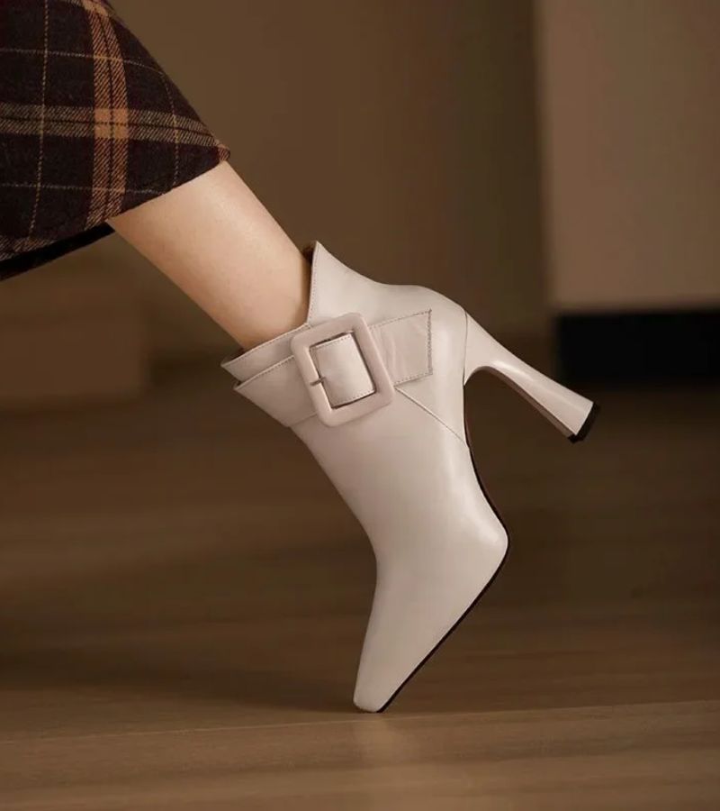 DELACROIX | Botines de tacón con hebilla oversize – chic y a la moda