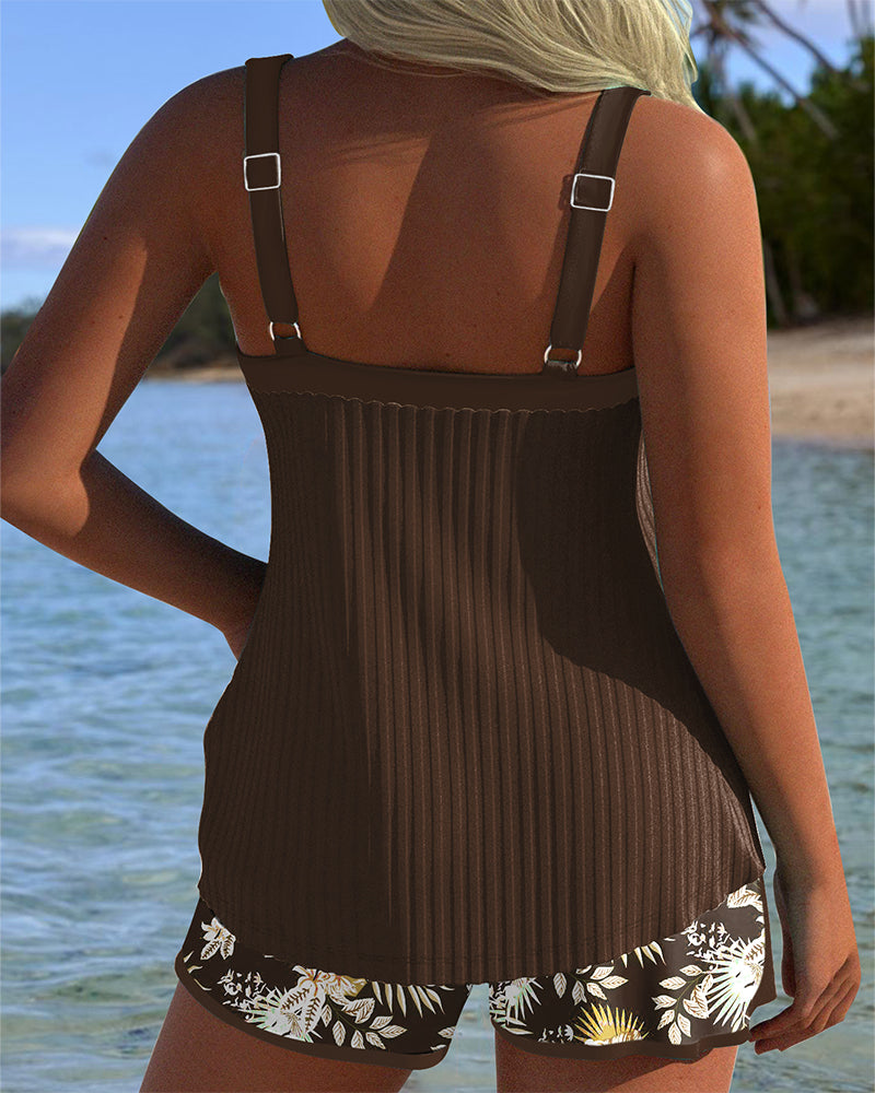 Tankini de dos piezas a rayas y shorts de playa