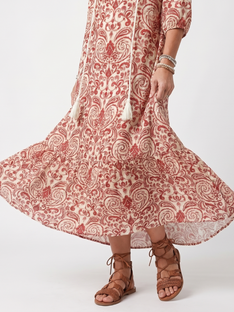 Noelle | Vestido midi con estampado ornamental y cordón de borlas