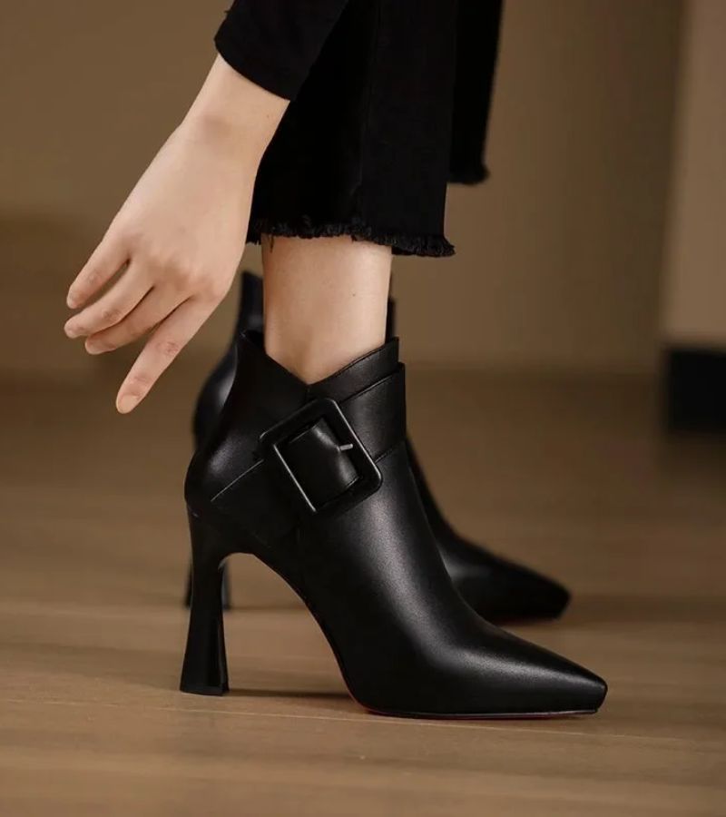 DELACROIX | Botines de tacón con hebilla oversize – chic y a la moda