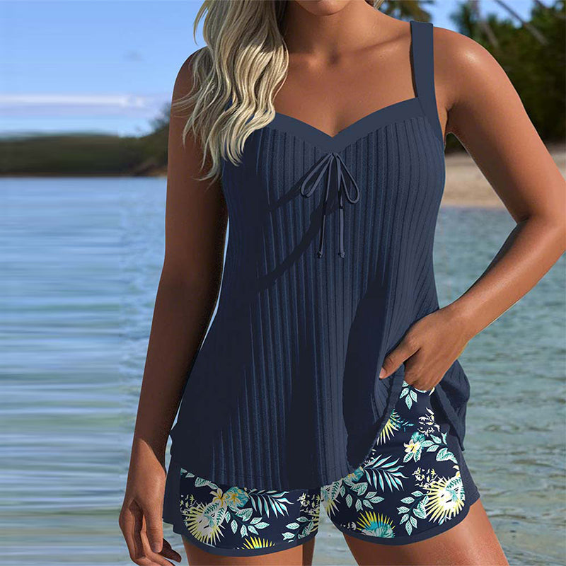 Tankini de dos piezas a rayas y shorts de playa
