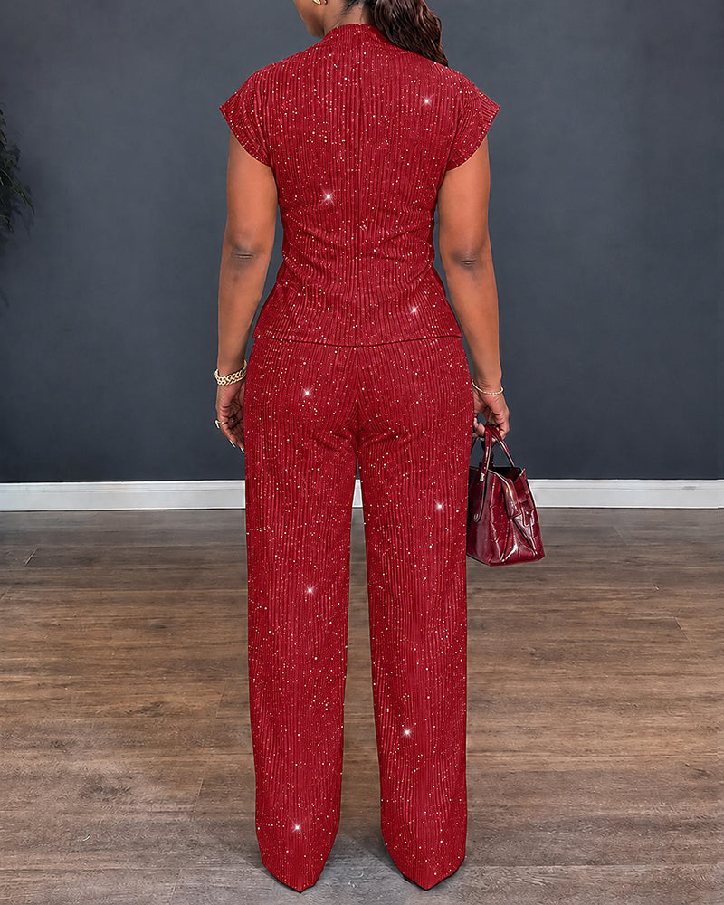 Conjunto de dos piezas para mujer con textura brillante.