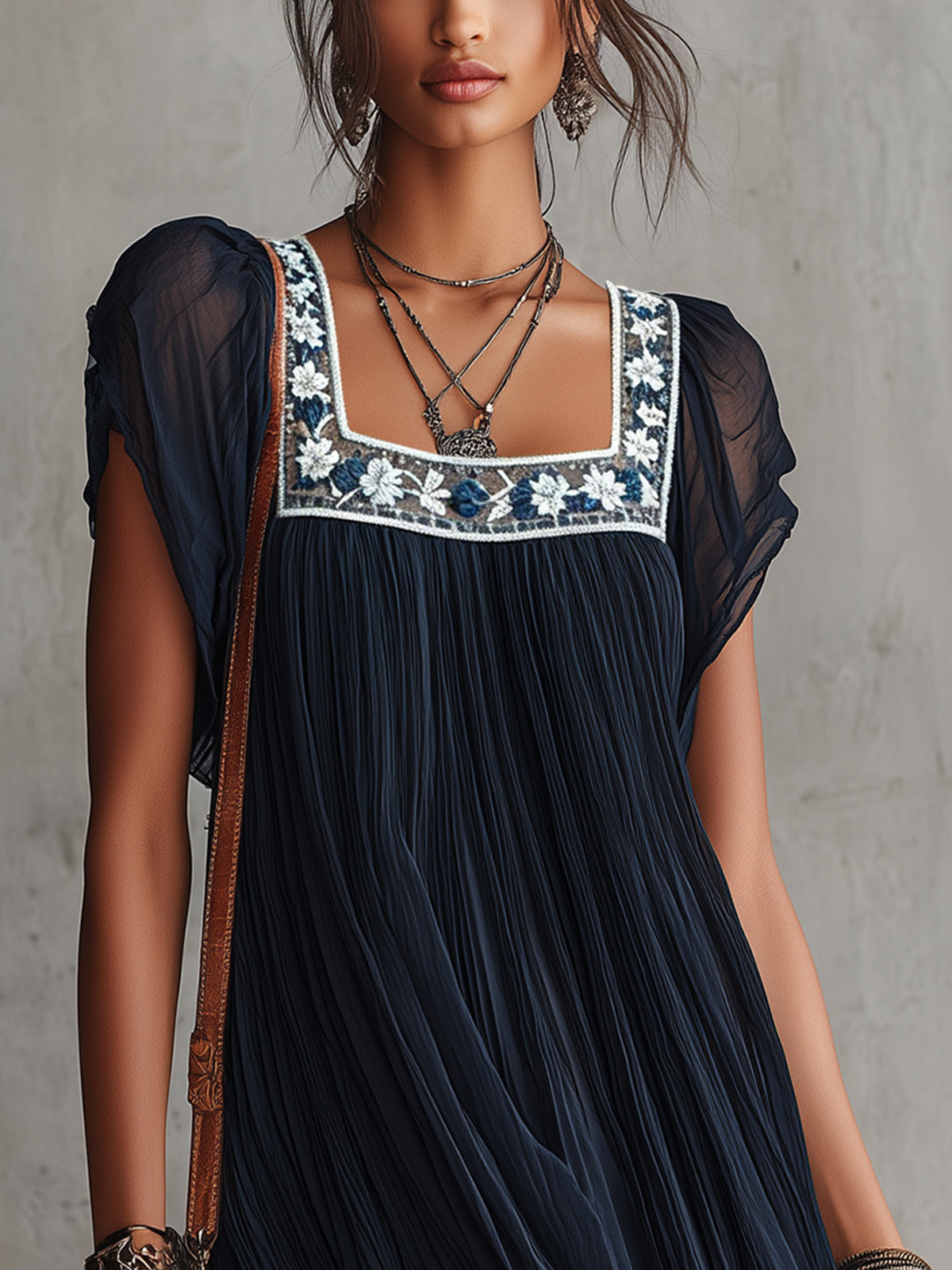 Apolline | Vestido Mini Plisado de Muselina Bordado con Flores Azul Marino