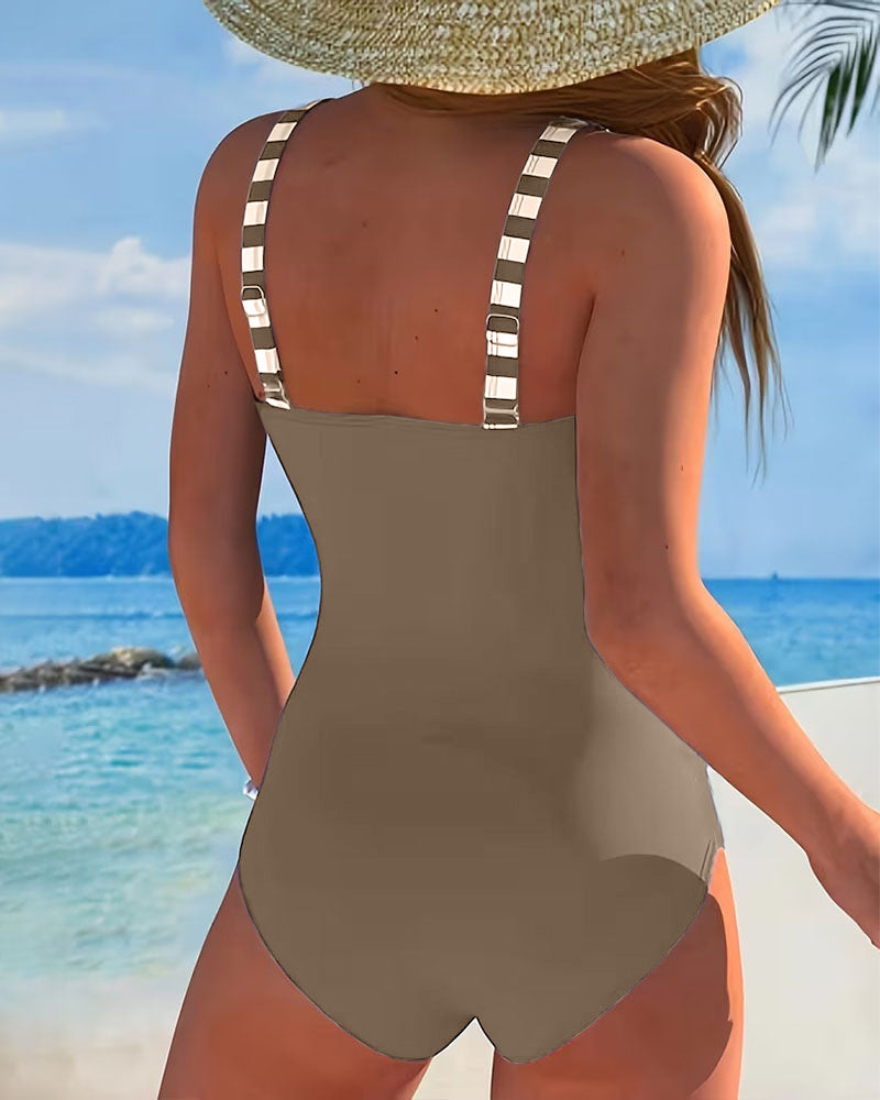 Traje de baño de una pieza a rayas con bloque de color
