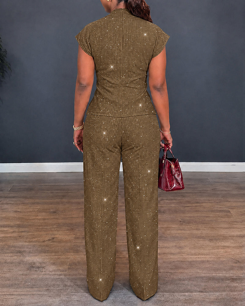 Conjunto de dos piezas para mujer con textura brillante.