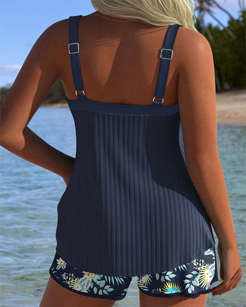 Tankini de dos piezas a rayas y shorts de playa